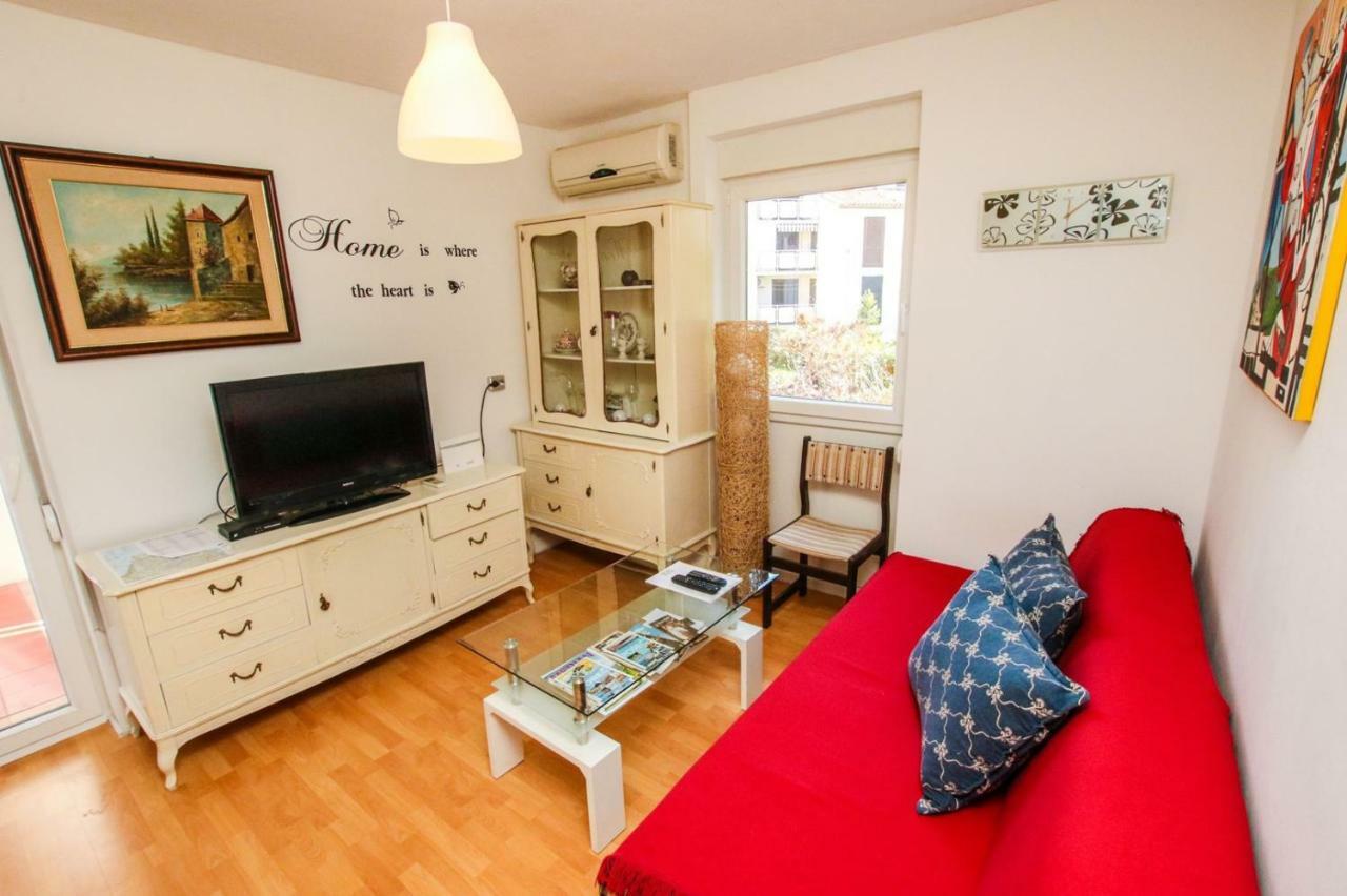 Nina - Two Bedroom With Two Balcony Near The Apartment