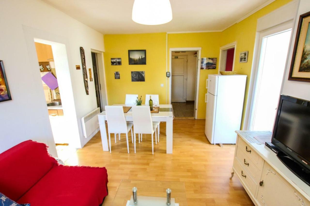 Apartment Nina - Two Bedroom With Two Balcony Near The Porec