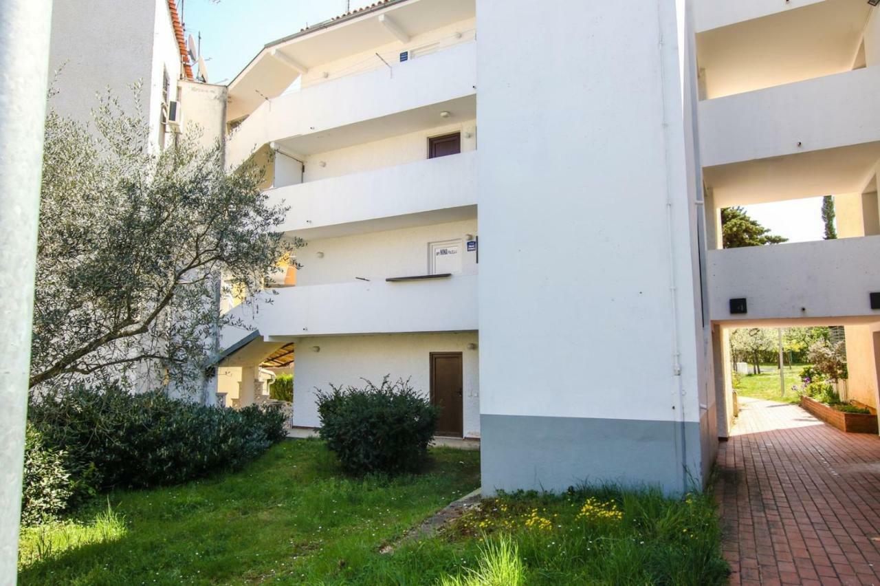 Apartment Nina - Two Bedroom With Two Balcony Near The Porec